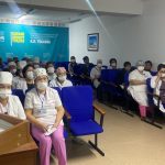 Алматы облысының КДЗ бойынша бас маманы, ШЖҚ «Алматы аймақтық балалар клиникалық ауруханасы» МКК КДЗ меңгерушісі Л.Т. Аликулова аналитикаға дейінгі кезең бойынша мейіргерлер арасында оқыту жүргізді.